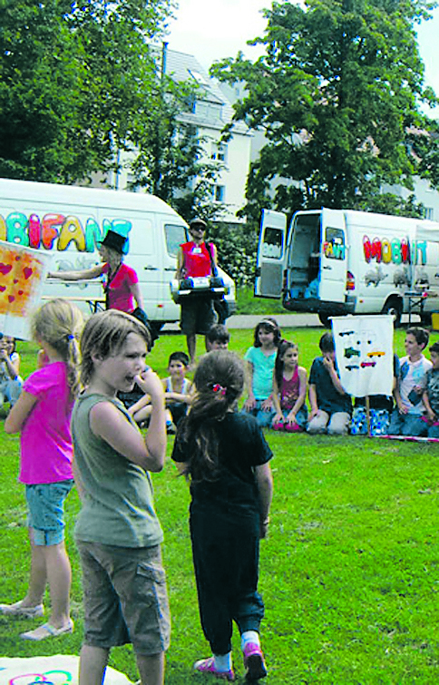 Mädchen hüpft auf einem Gumminilpferd