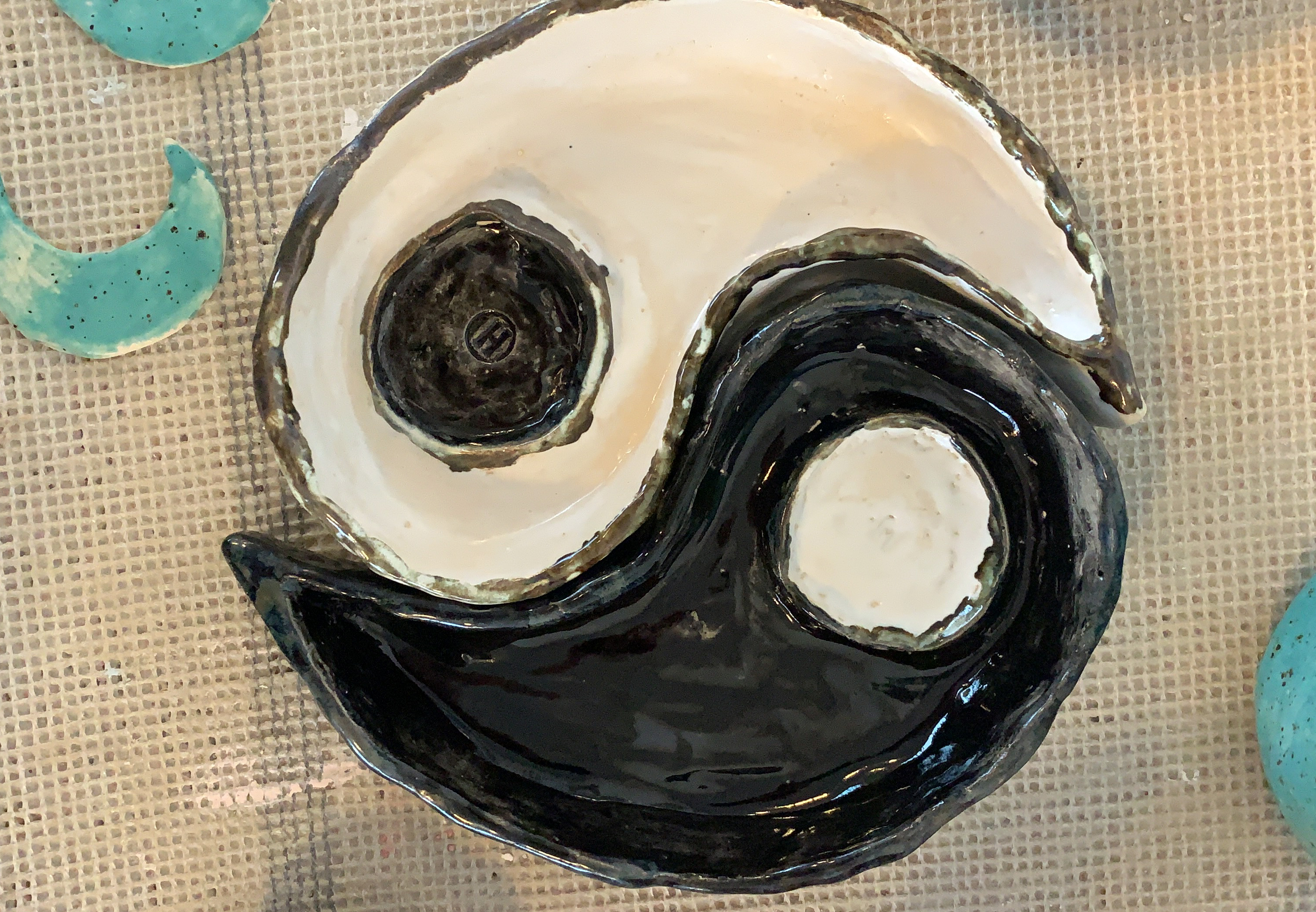 Eine getöpferte Schale mit zwei Teilen in schwarz/weiß.