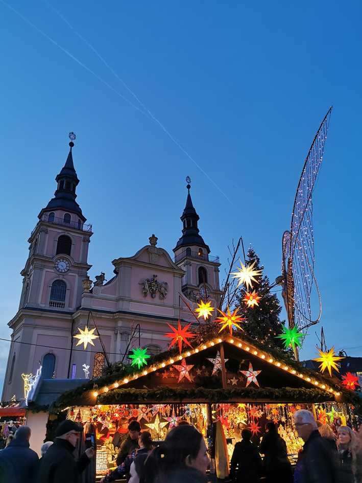 Weihnachtsbude vor einer Kirche in Ludwigsburg