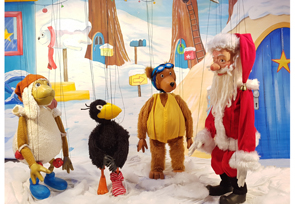 Szenenbild aus dem Stück "Kleine Rabe feiert Weihnachten"