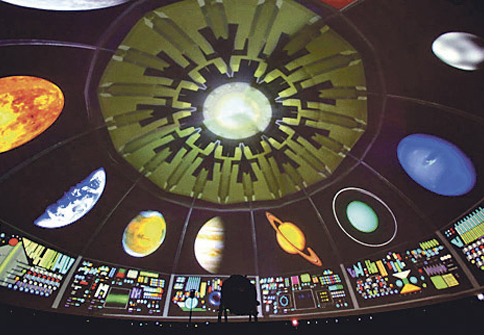 Blick in die Planetariumskuppel in der Planeten und andere Himelskörper kreisförmig angeordnet sind