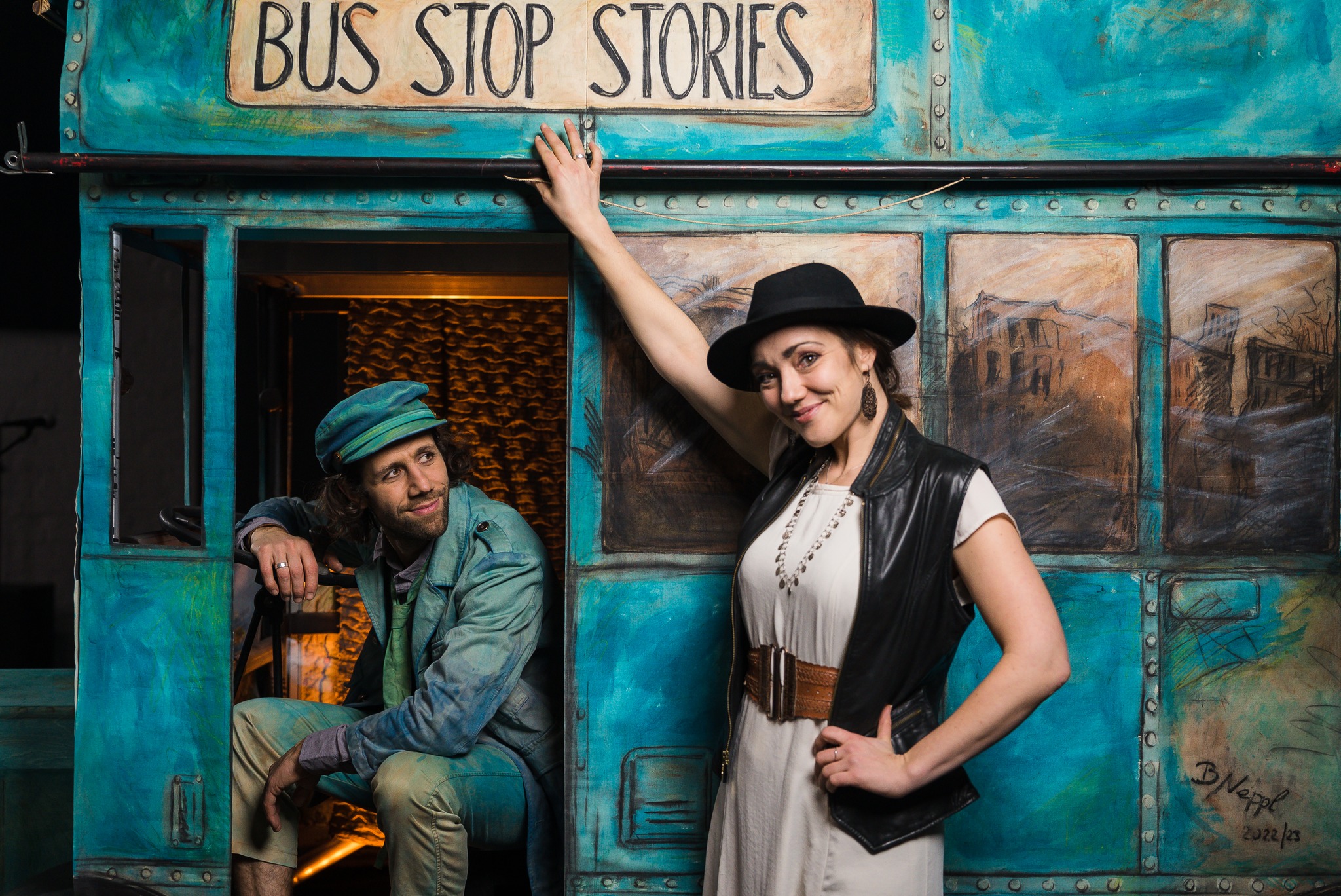 Der Künstler Cortes sitzt als Busfahrer verkleidet in einem Bus und schaut zu seiner Kollegin Felice