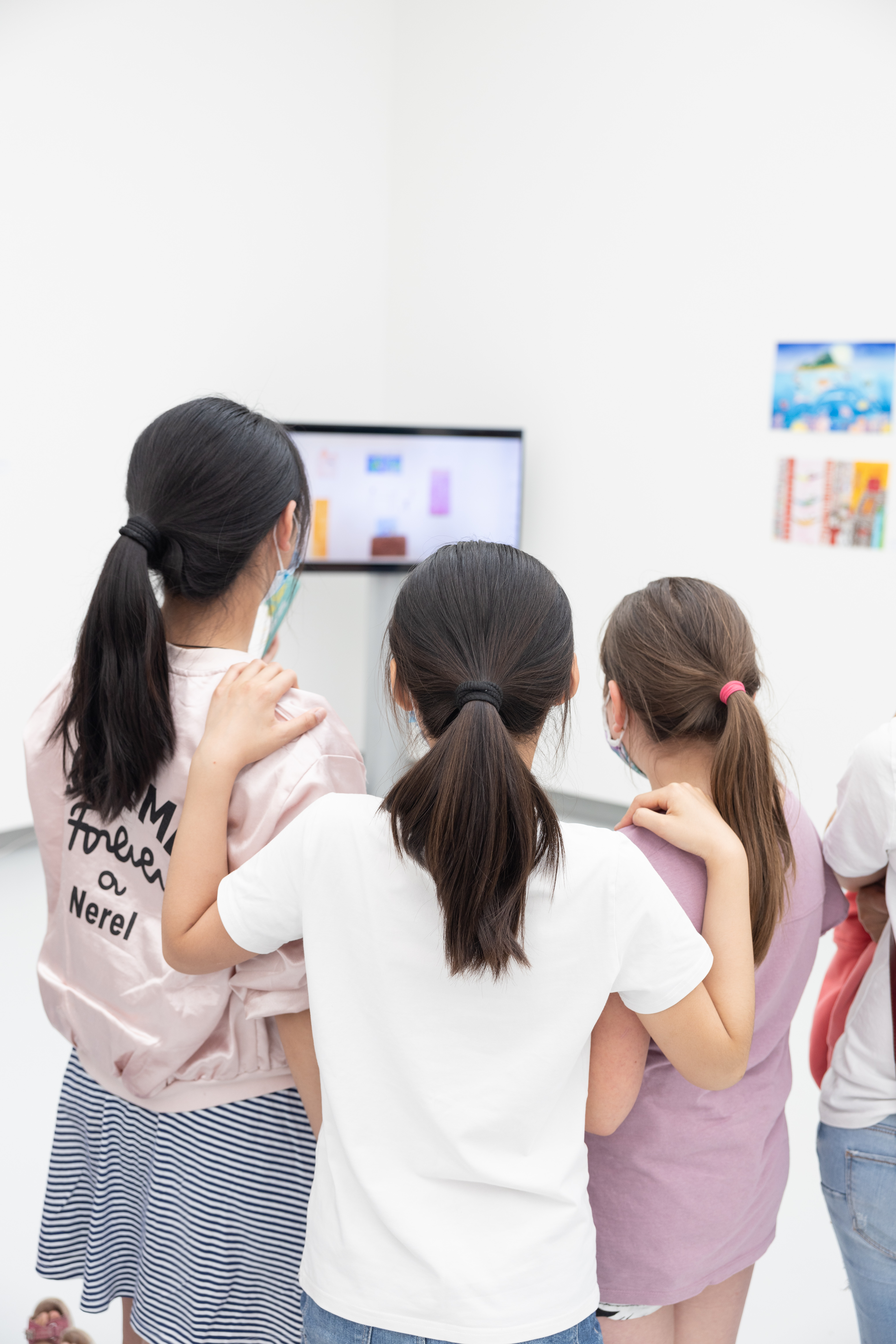 Drei Kinder in der Kunsthalle Tübingen und schauen auf einen Display.