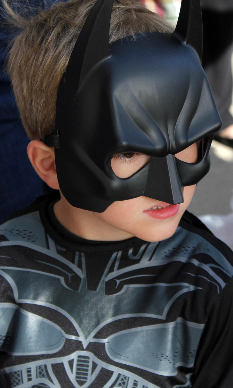 Ein als Batman verkleideter Junge