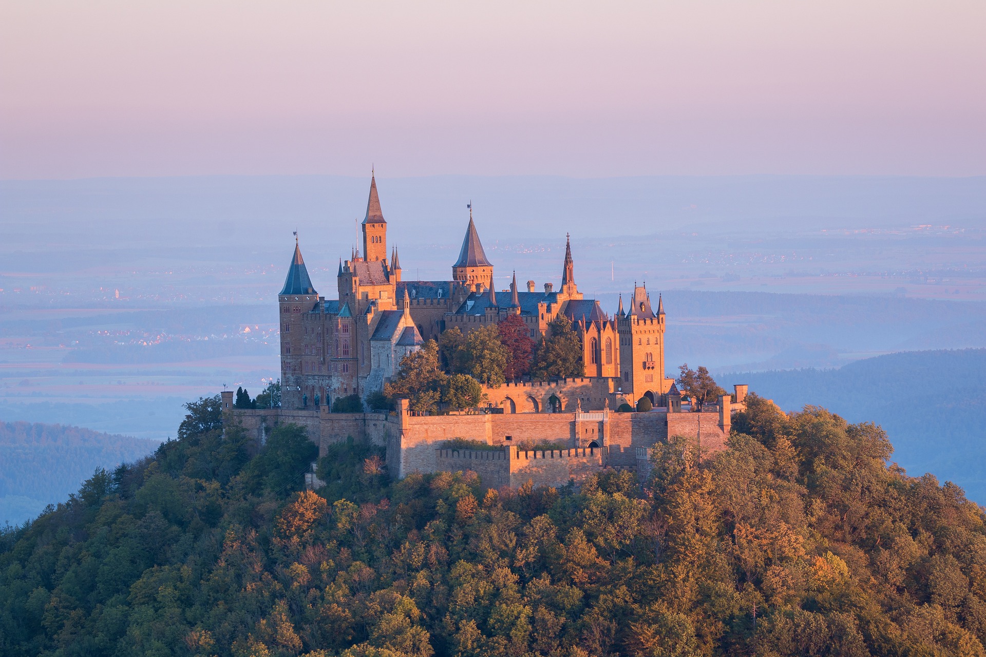 Burg Hohenzollern bei Hechingen aus der Vogelperspektive.