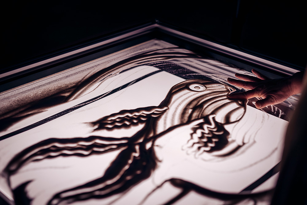 Ein Fisch als Sandbild.