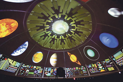 Blick in die Planetarioumskuppel in der Planeten und andere Himelskörper kreisförmig angeordnet sind