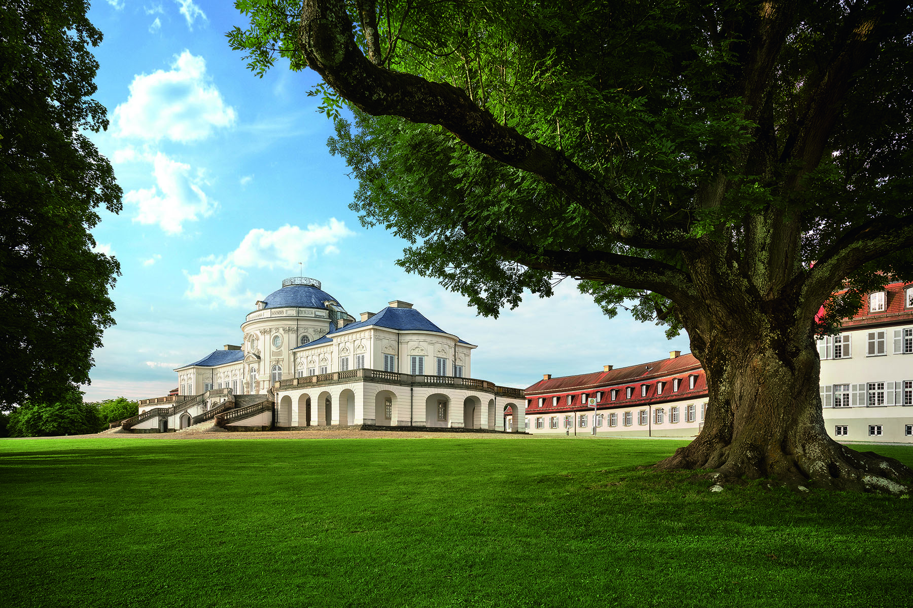 Schloss Solitude von außen mit Rasenfläche