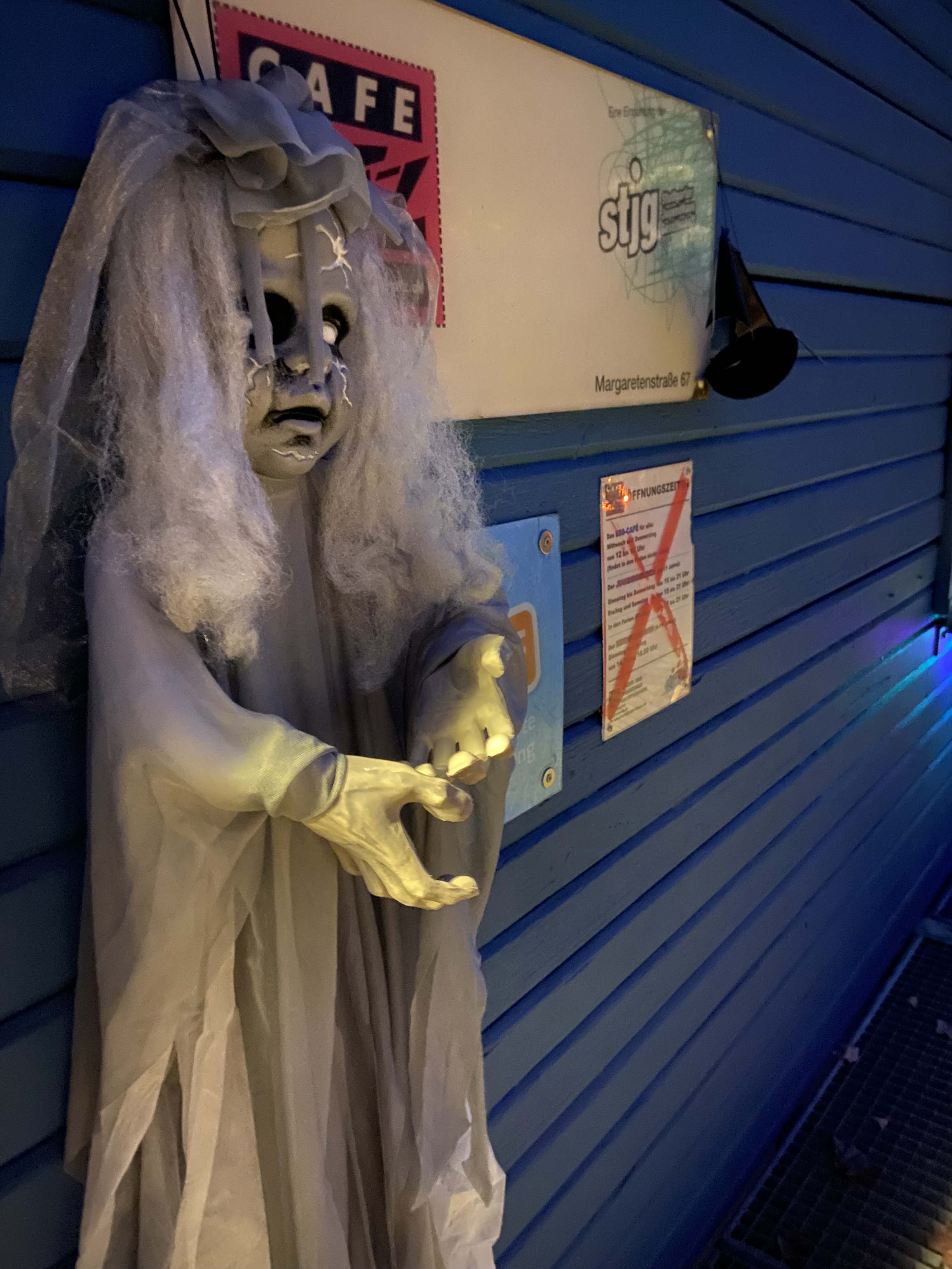 Eine gruselige Figur hängt an der Wand.