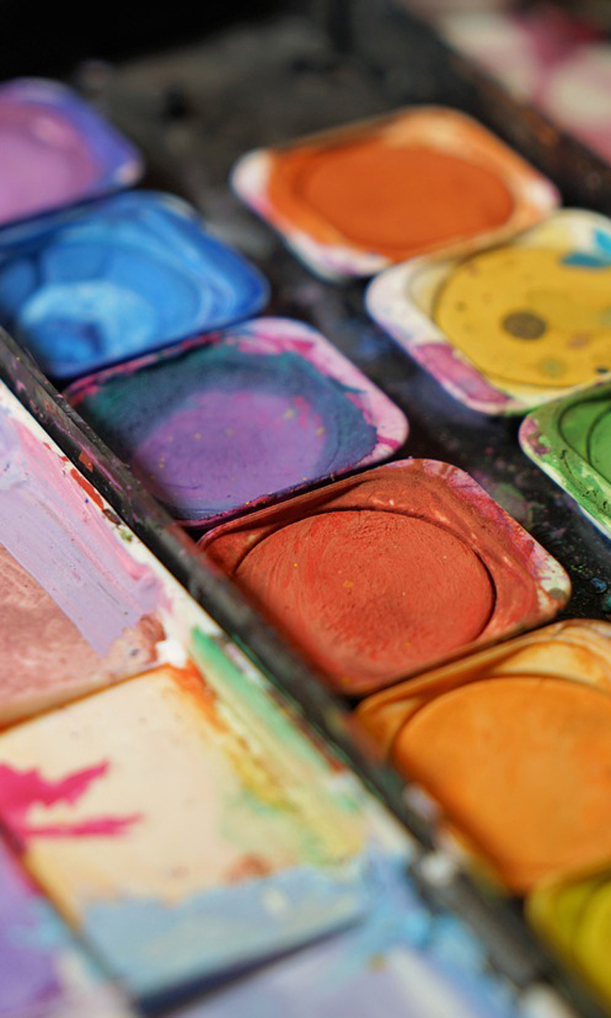 Wasserfarben-Malkasten in benutztem Zustand.