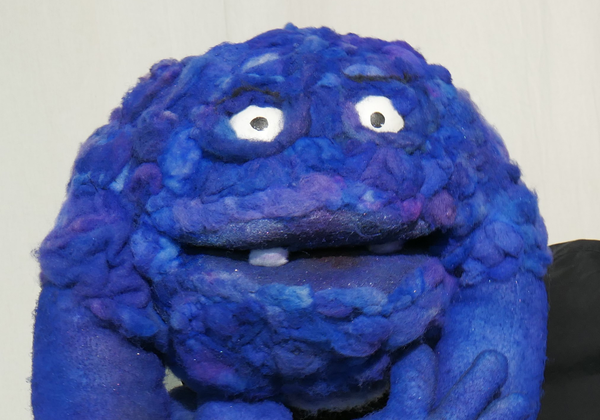 Handpuppe Stunk, eine kleine blaue Gewitterwolke.