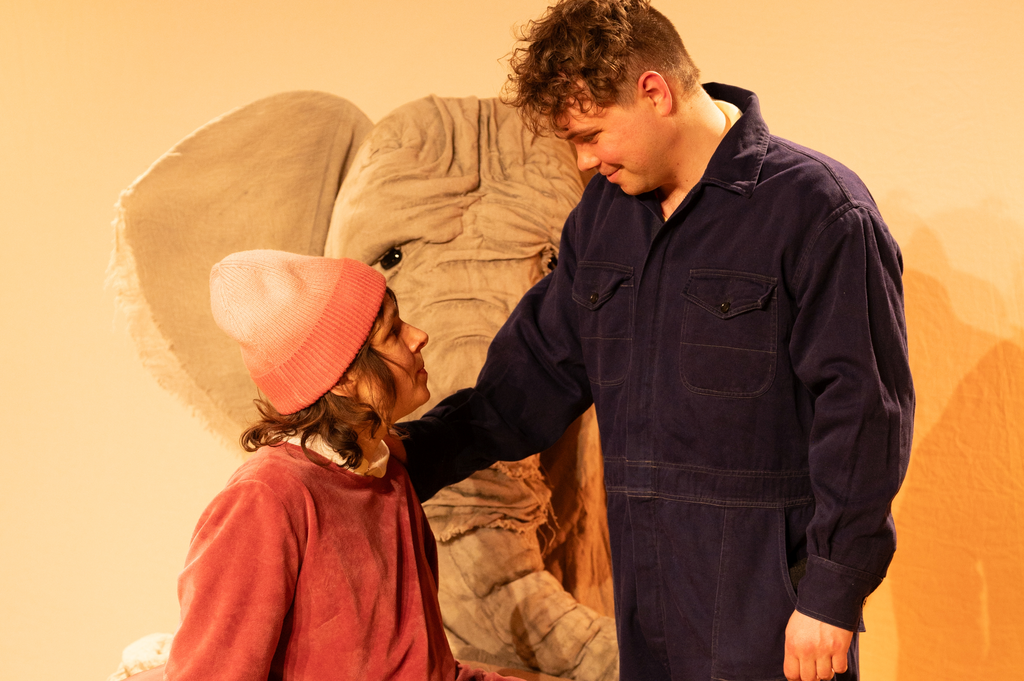 Olive wird von ihrem Vater getröstet.