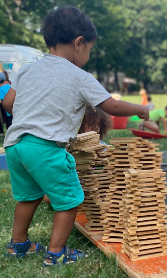Kleinkind stapelt Bauklötze aufeinander.