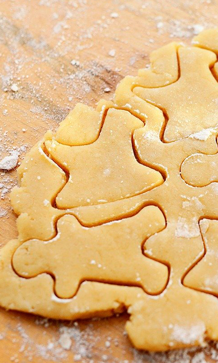 Ausgerollter Plätzchenteig aus dem Figuren ausgestochen wurden.
