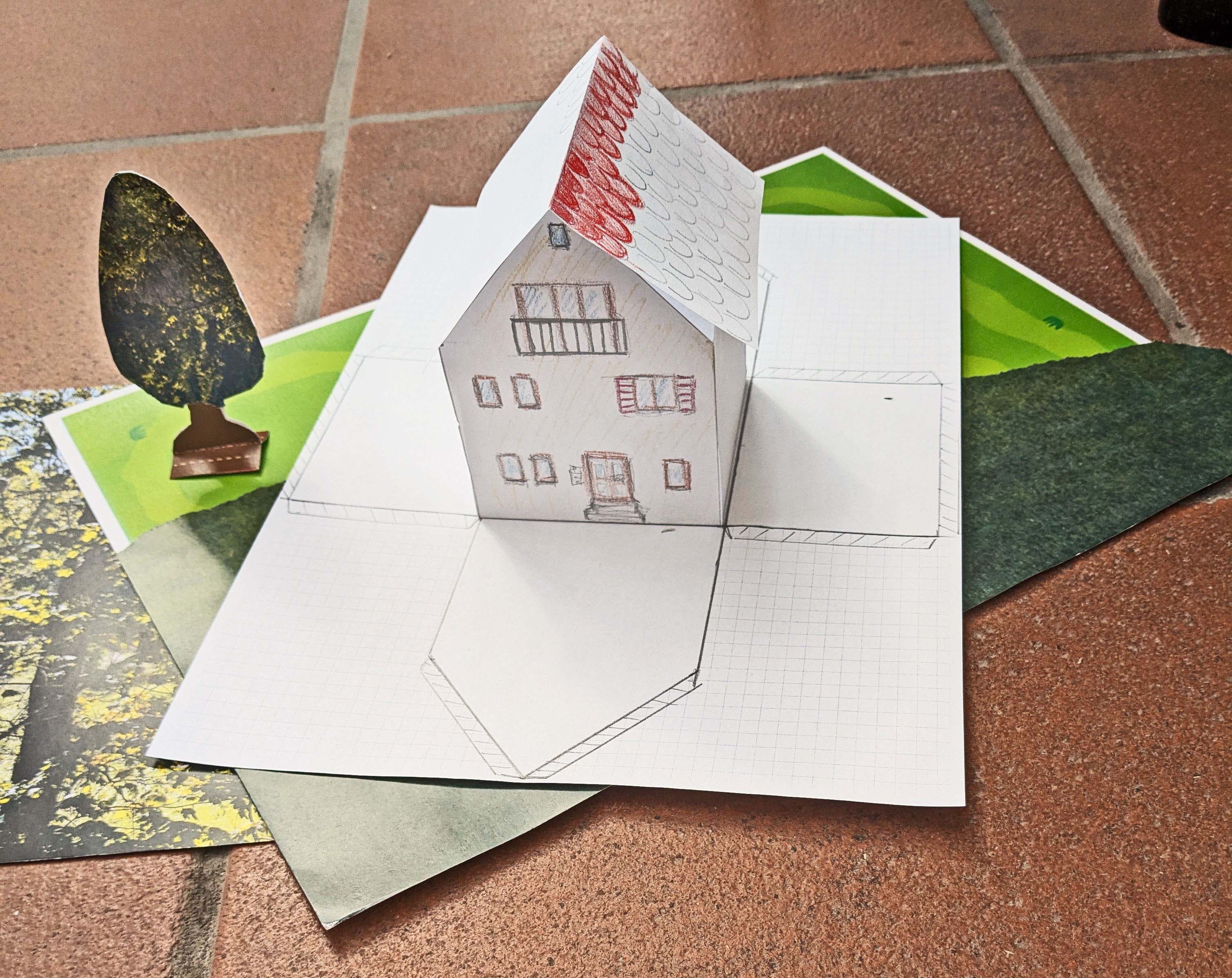 Bemaltes Hausmodell aus Papier.