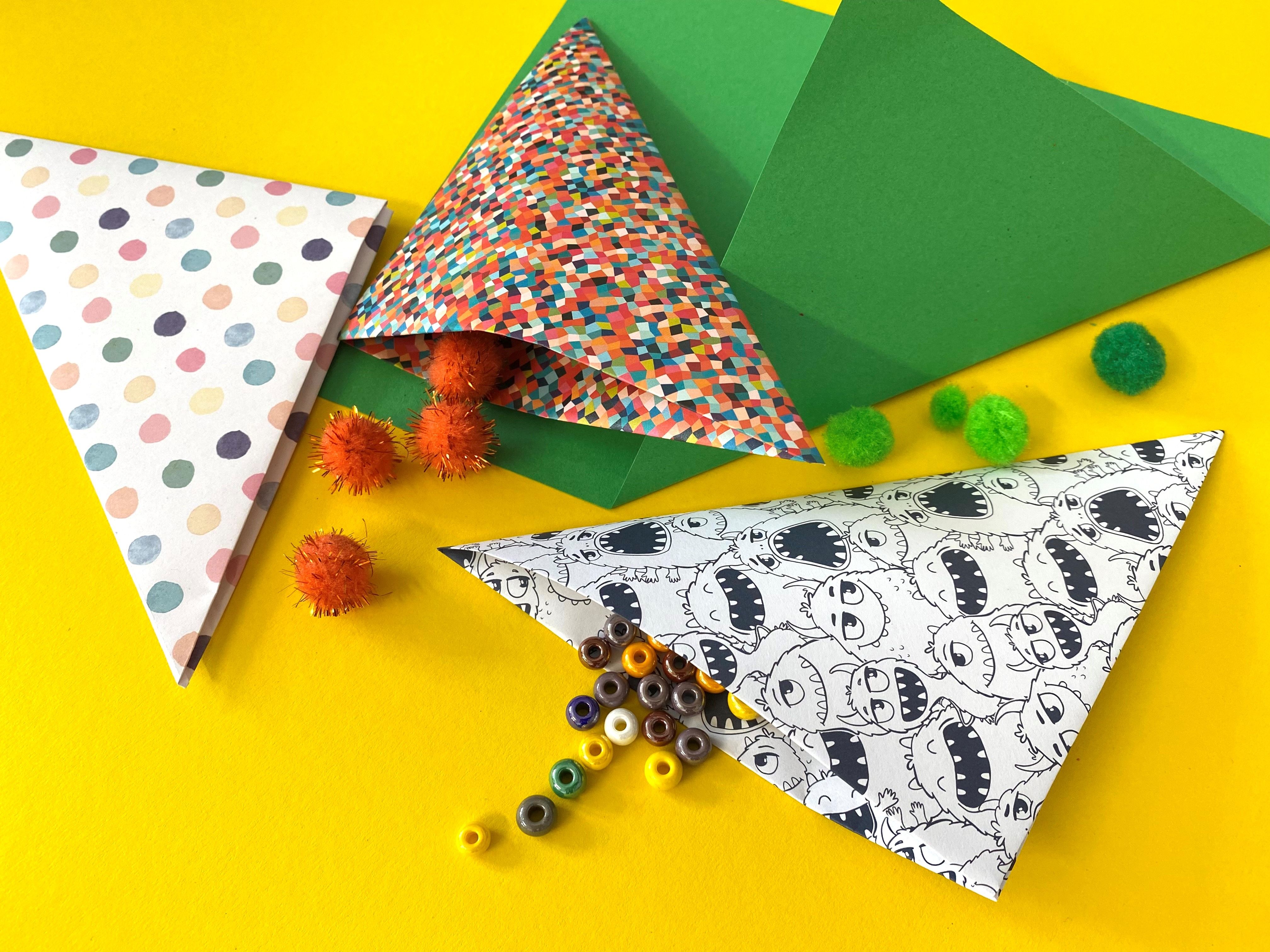 Selbstgebastelte Tüten aus bunten Materialien