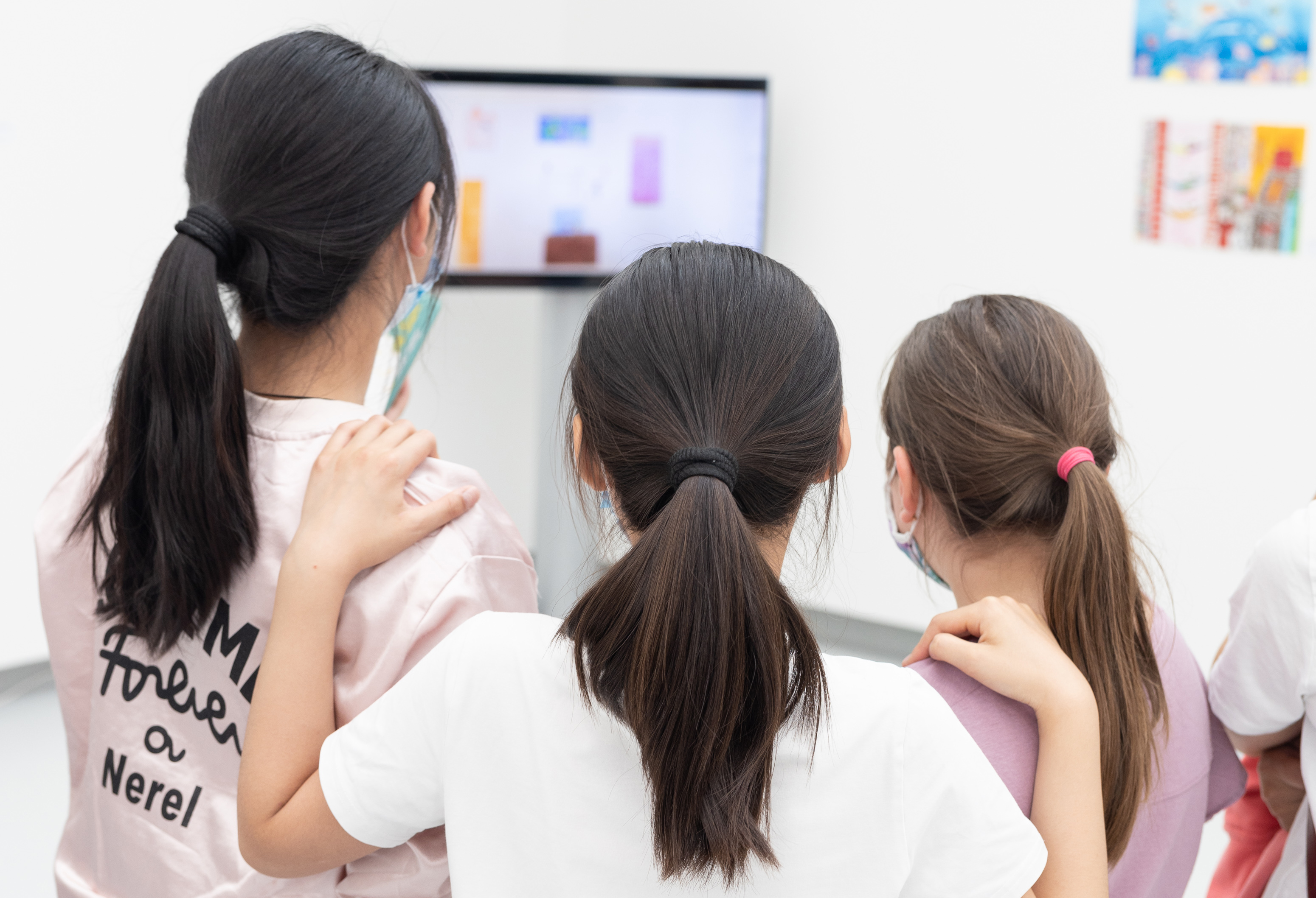 Drei Kinder in der Kunsthalle Tübingen und schauen auf einen Display.