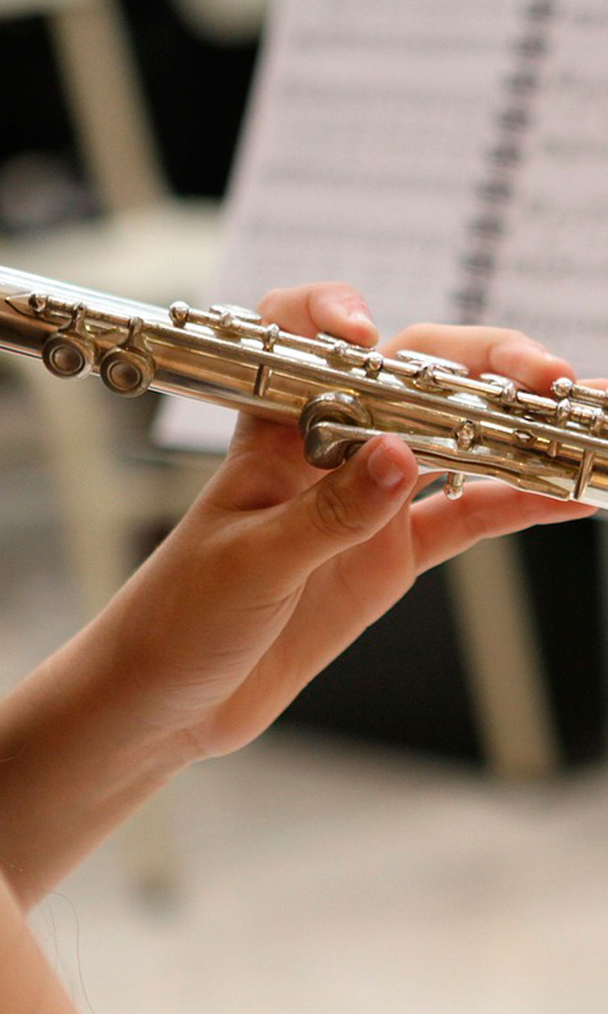 Hände halten eine Querflöte