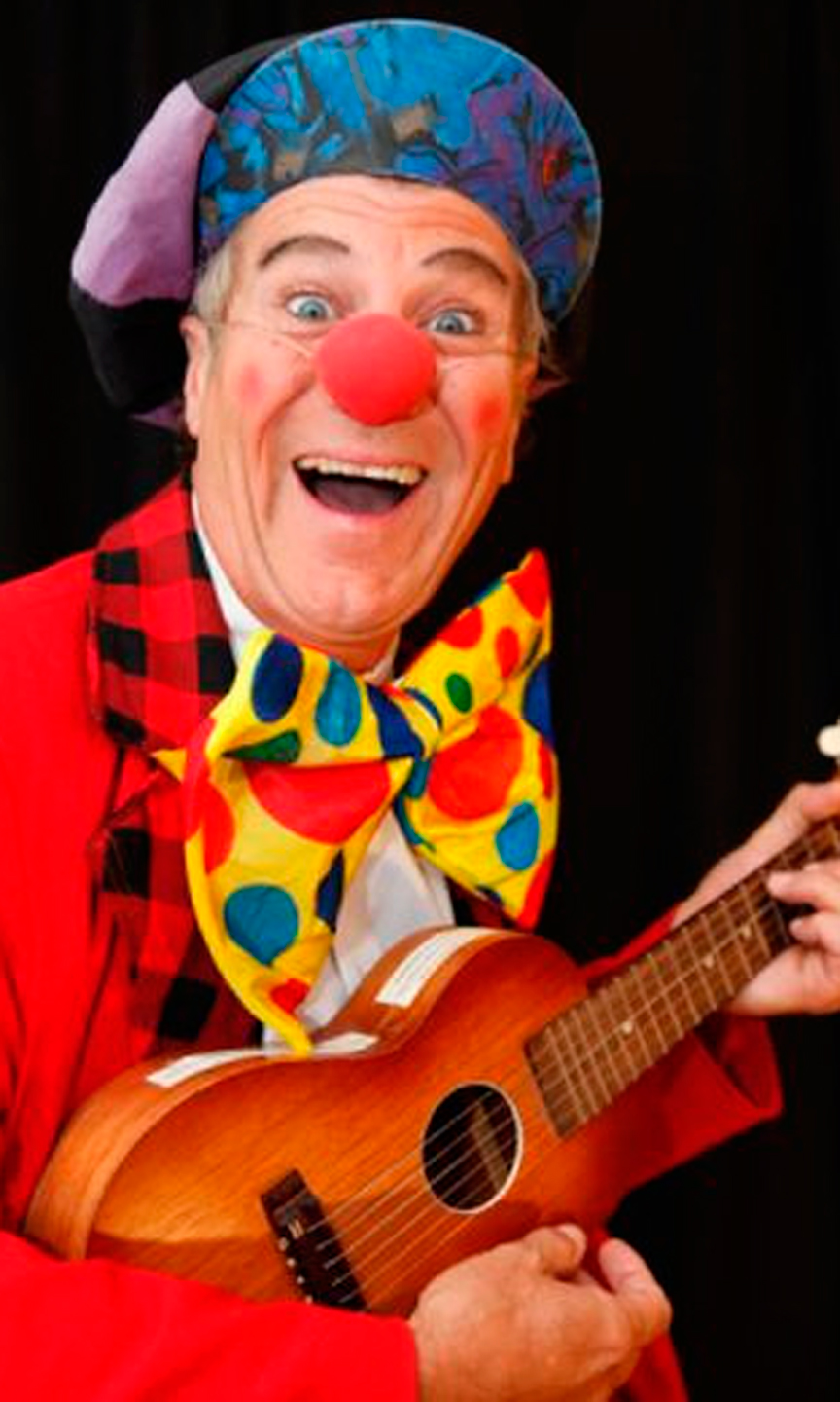 Mann ist als Clown verkleidet.