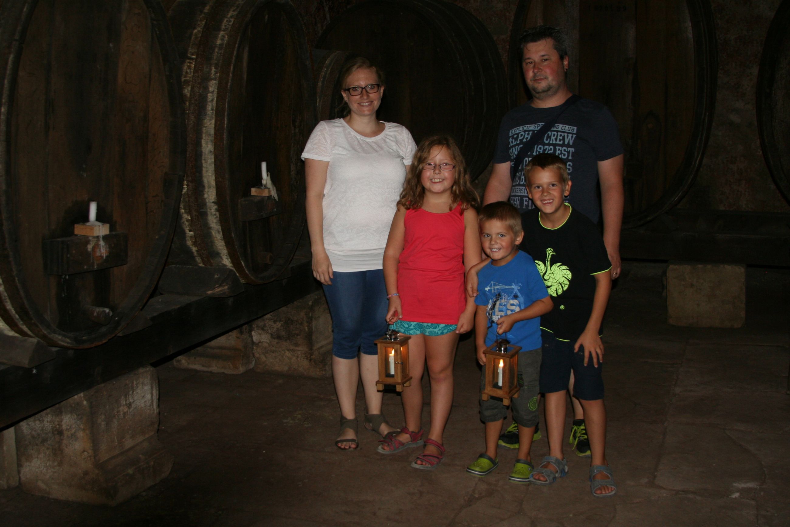 Eine Familie im Schloss bei Nacht