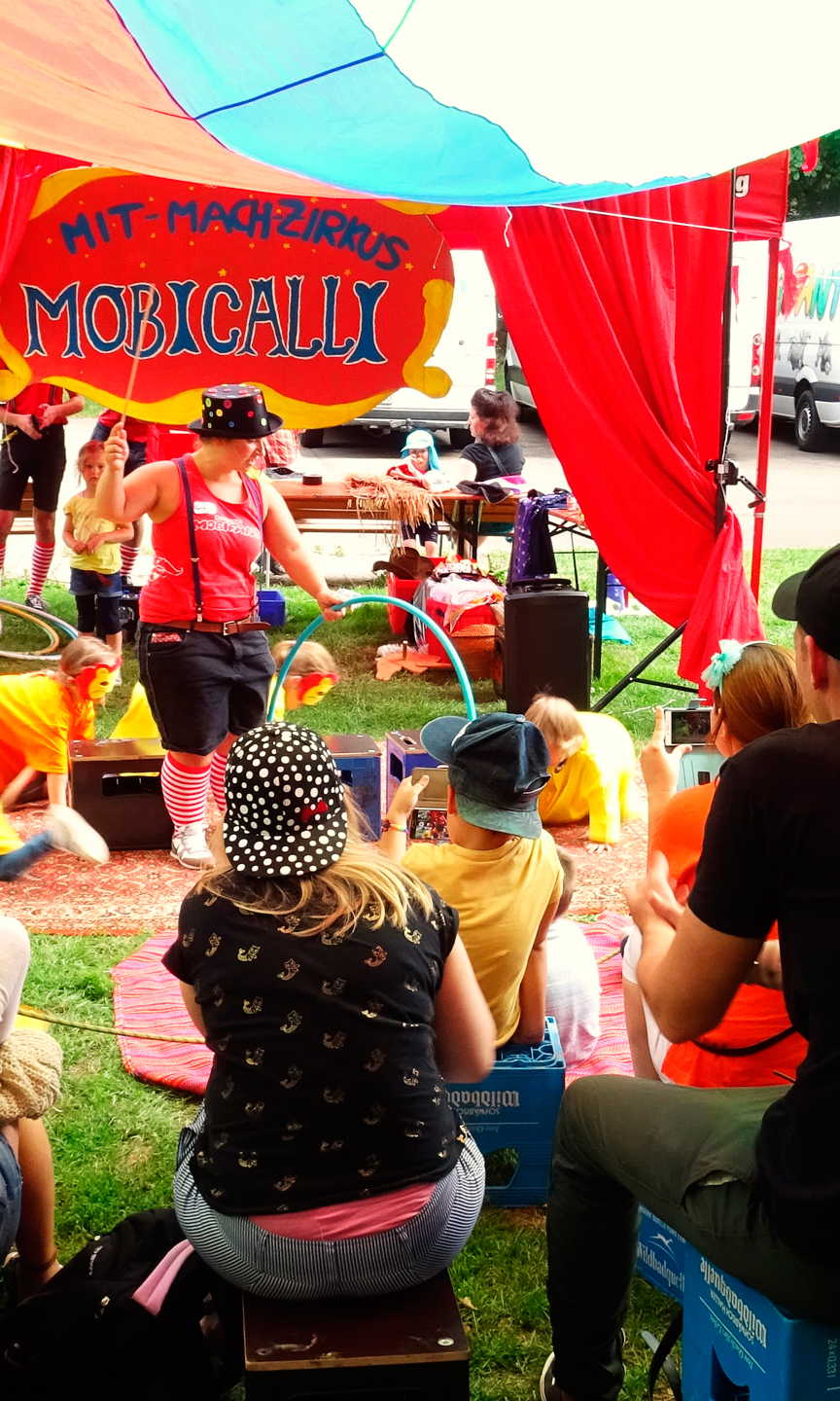 Zirkusaufführung mit Publikum