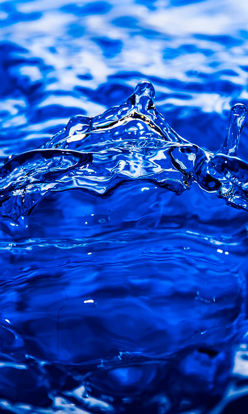 Wasser, das tiefblau leuchtet.