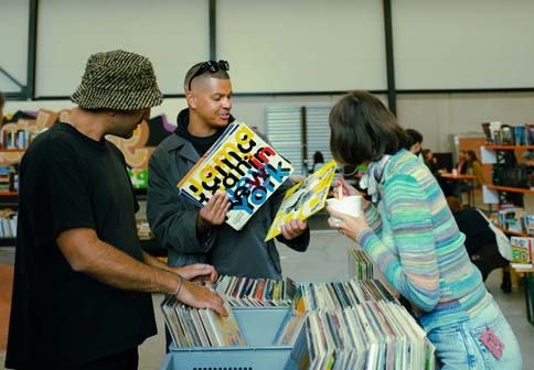 Besucher durchstöbern die Schallplatten-Kisten auf der Bücher Börse.