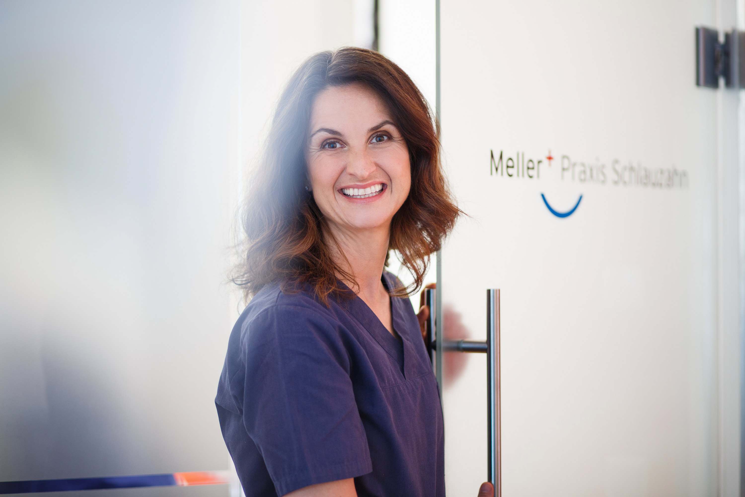 Freundlich lächende Zahnäztin