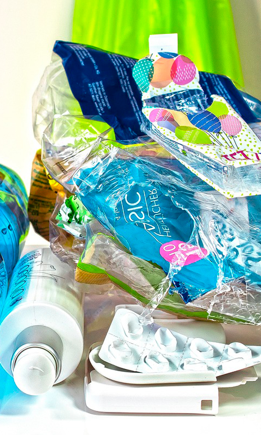 Plastik-Müll: leere Pet Flaschen und andere Verpackungen