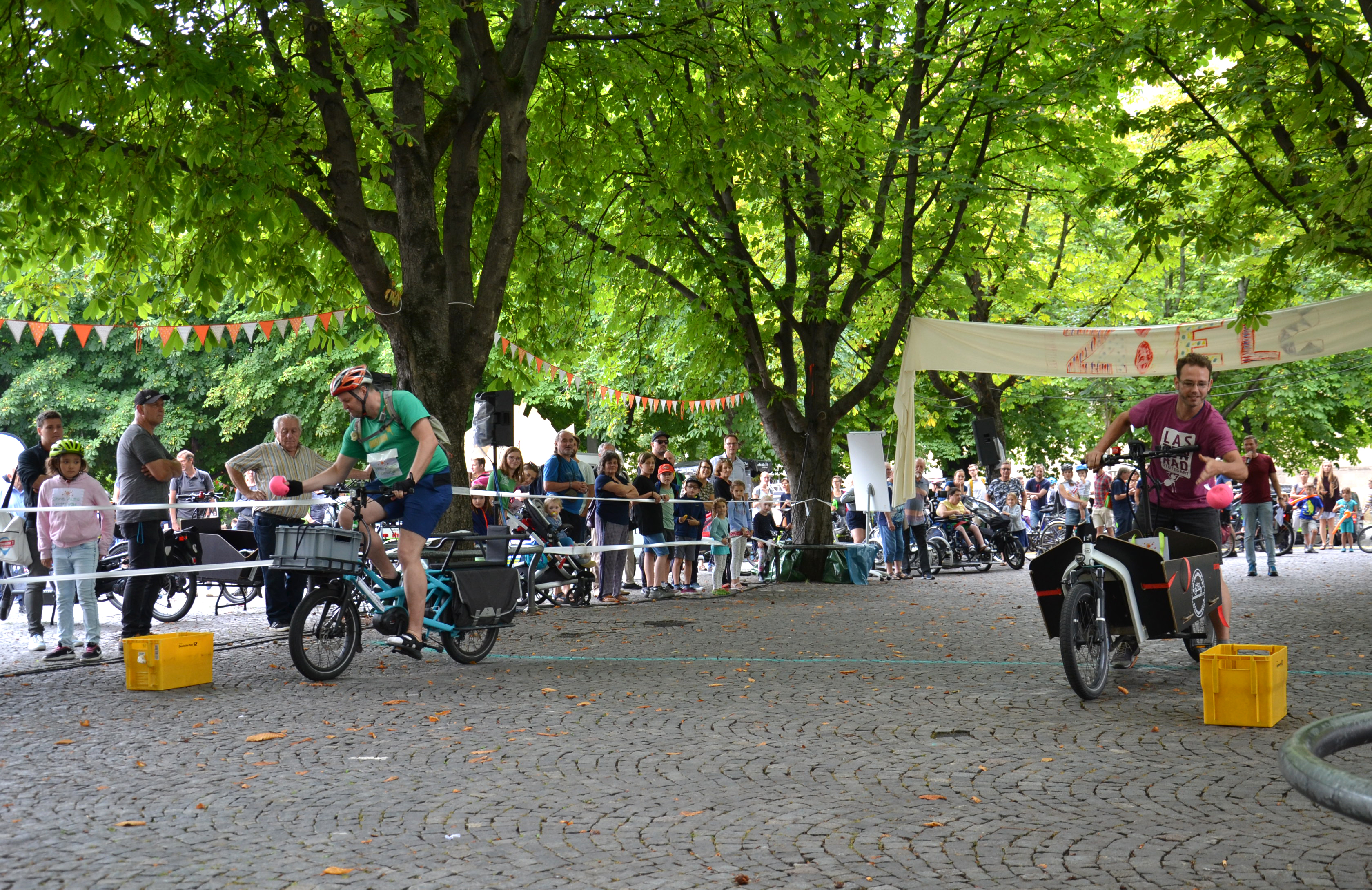 Zwei Männer bei der Cargo-Bike-Olympiade.