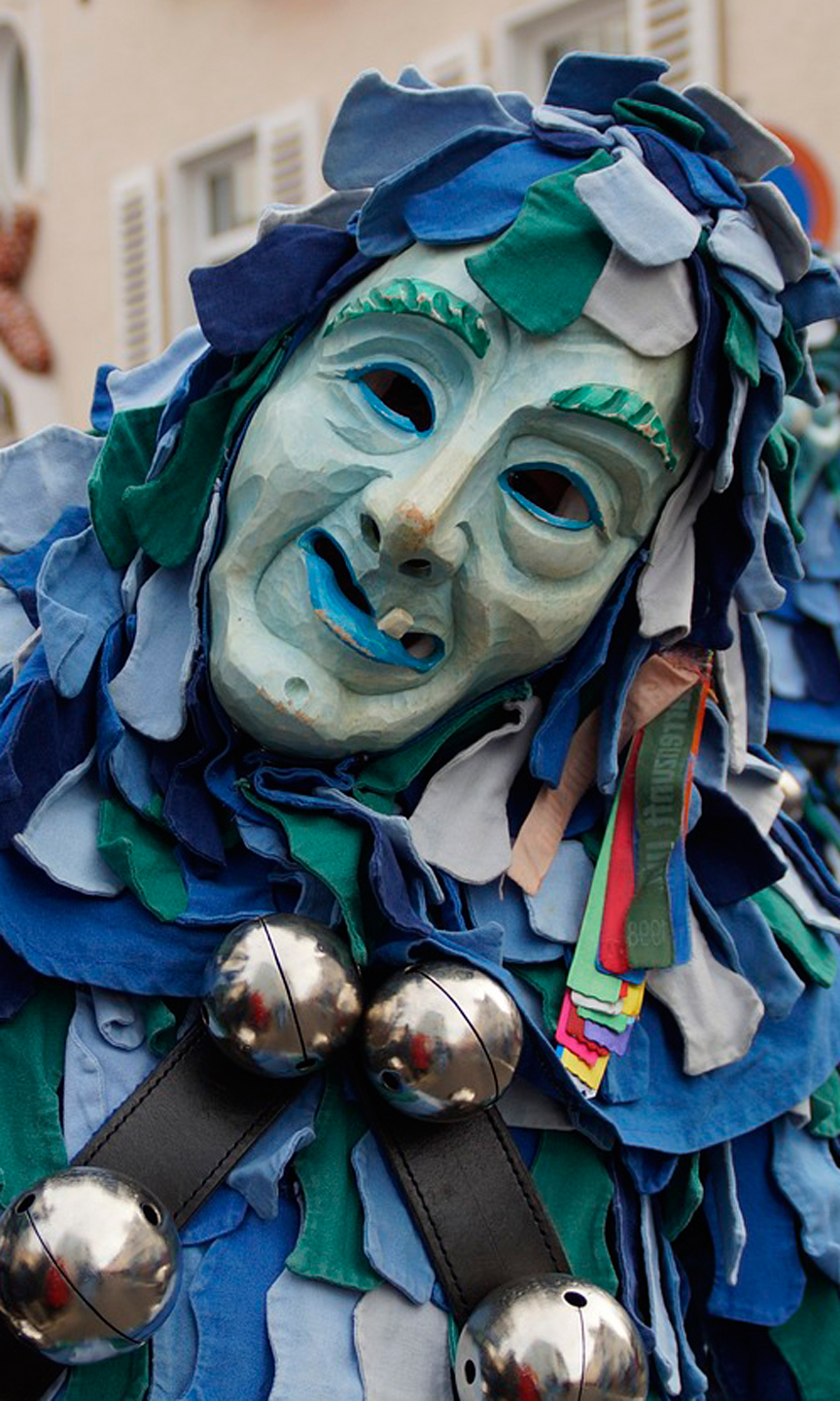 Faschingskostüm eines Narrenvereins mit vielen, blauen Fransen.