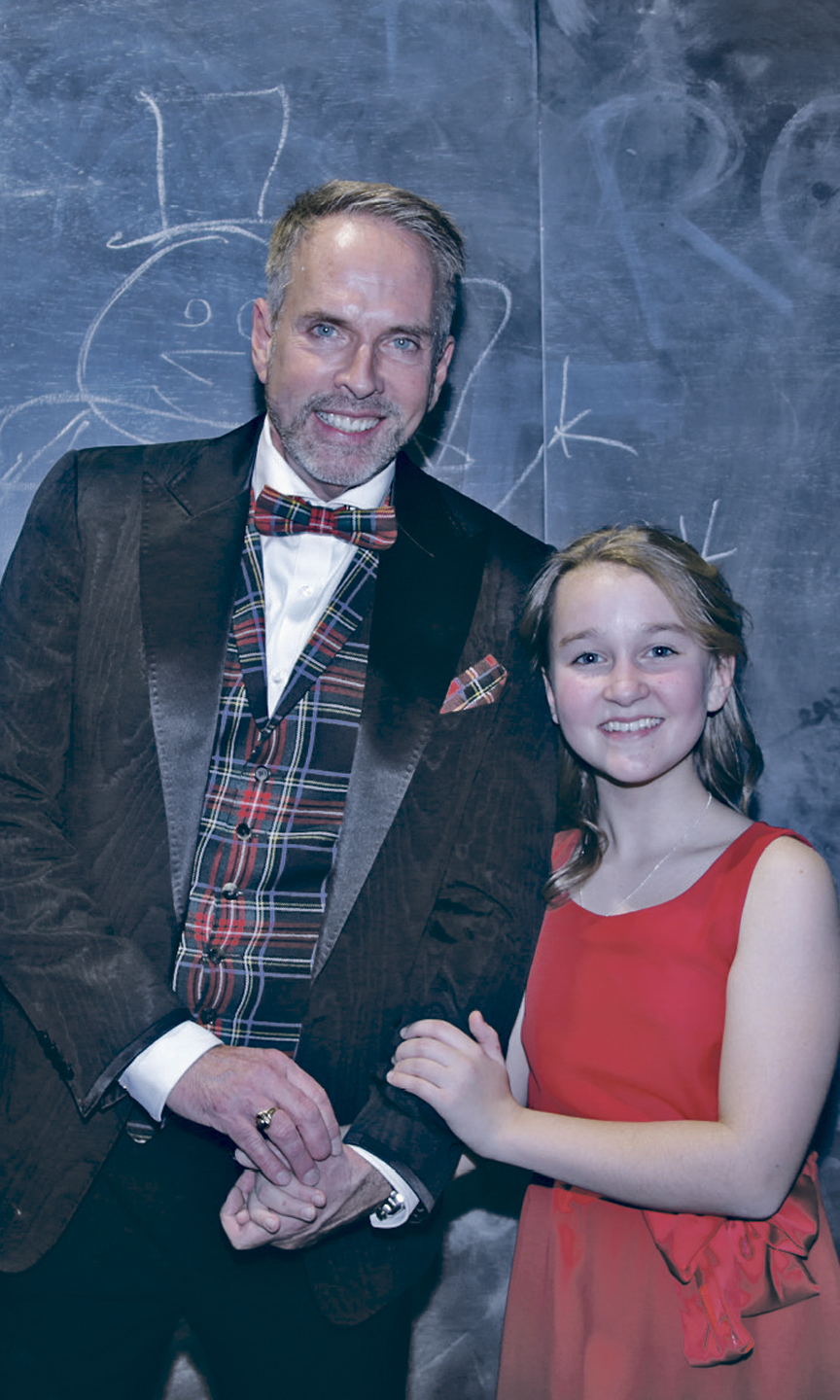 Ein Mann und ein Mädchen schauen lächelnd in die Kamera. Der Mann ist Kevin Tart ein Musical-Star.