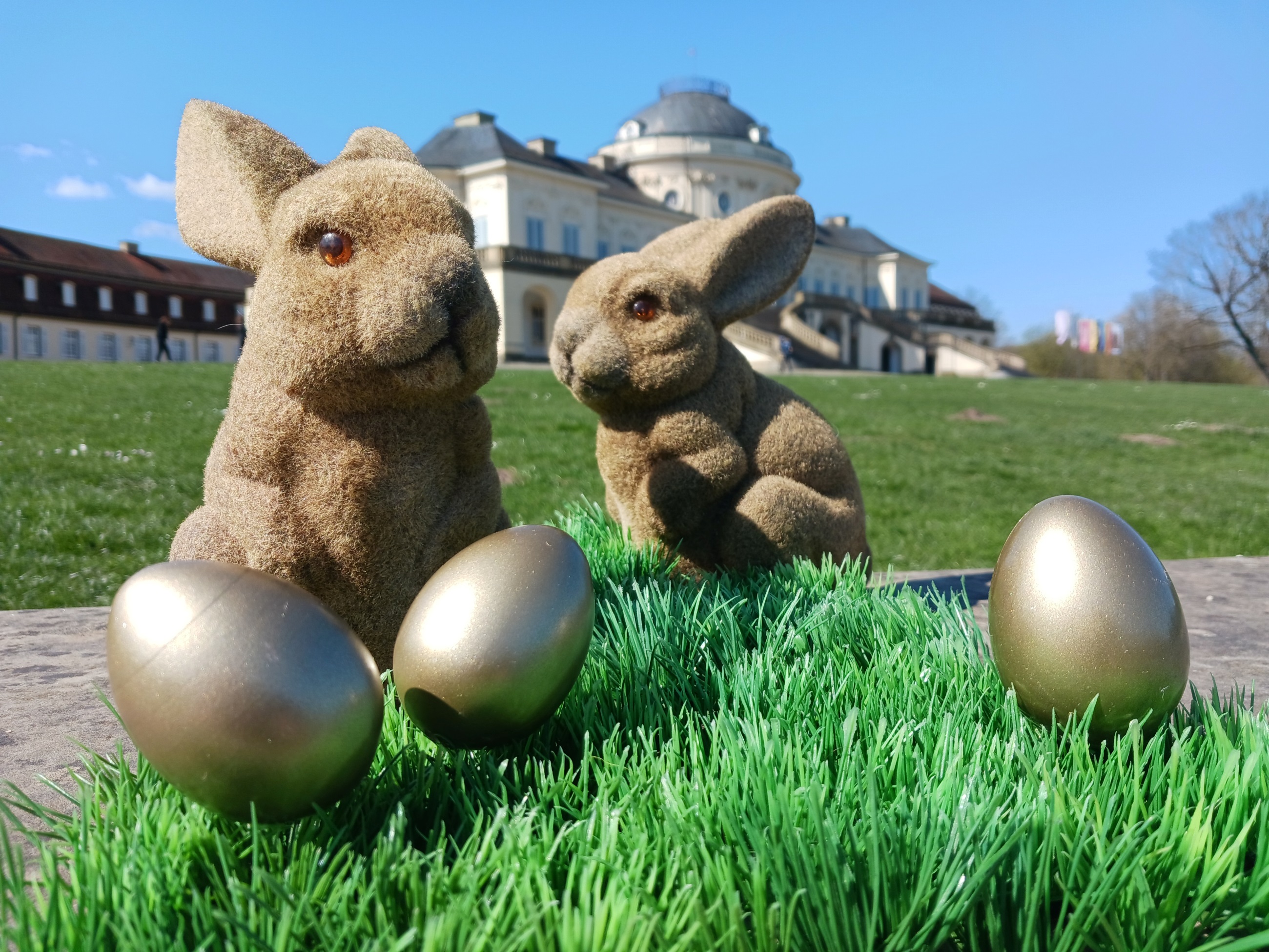 Kunsthasen und Kunsteier vor dem Schloss Solitude