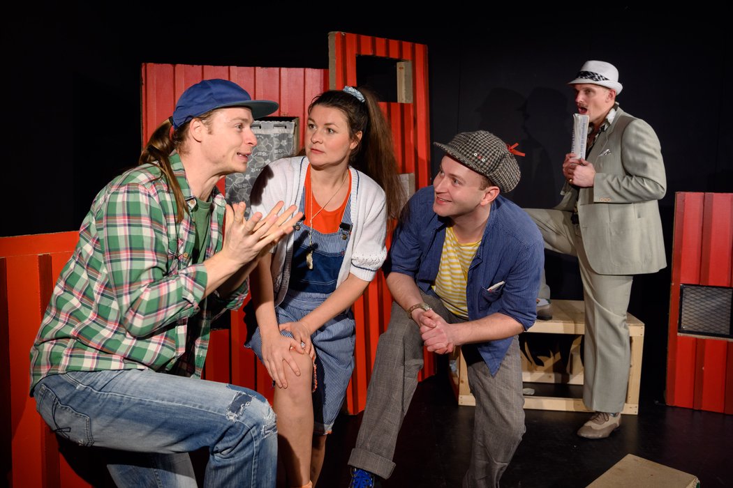 Zwei junge Männer erzählen einer jungen Frau etwas