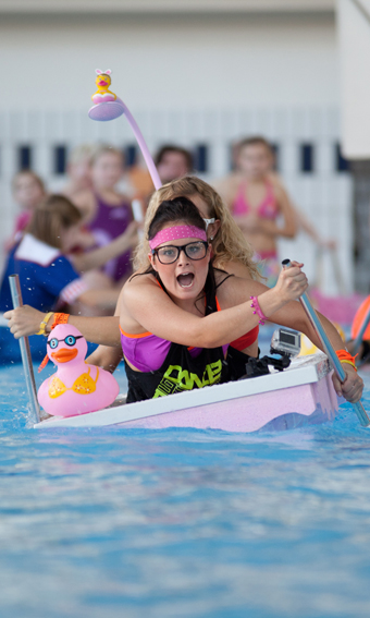 Frau paddelt in Badewannenboot