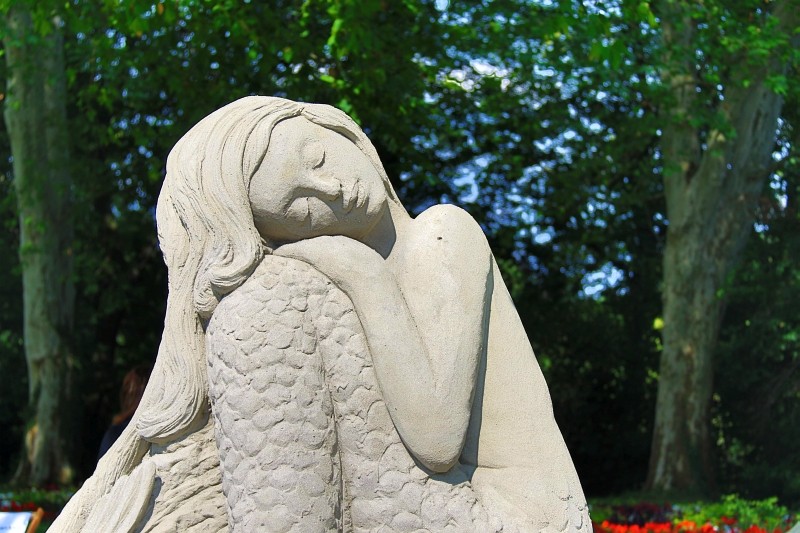 Sandfigur, welche eine Meerjungfrau darstellt