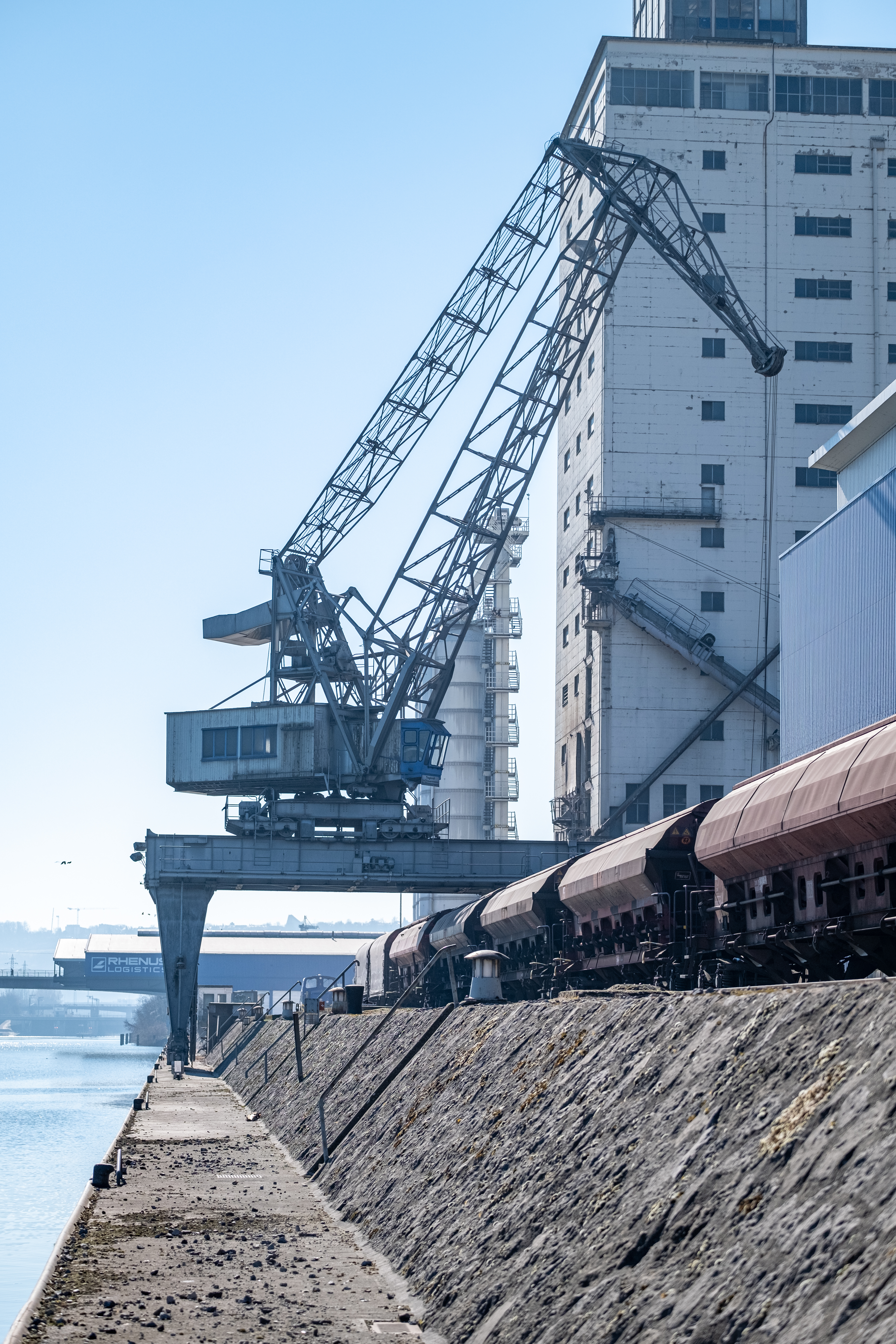 Anlagen im Hafen Stuttgart.