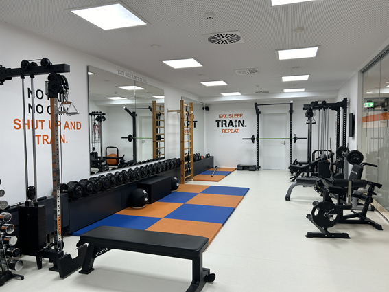 Raum mit Fitenssgeräten