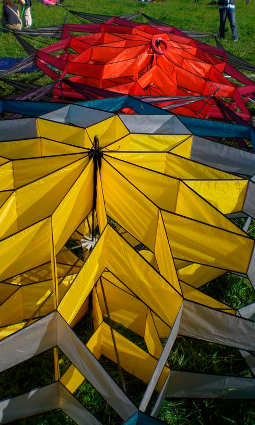 Gelber und roter Drache in Sternenform