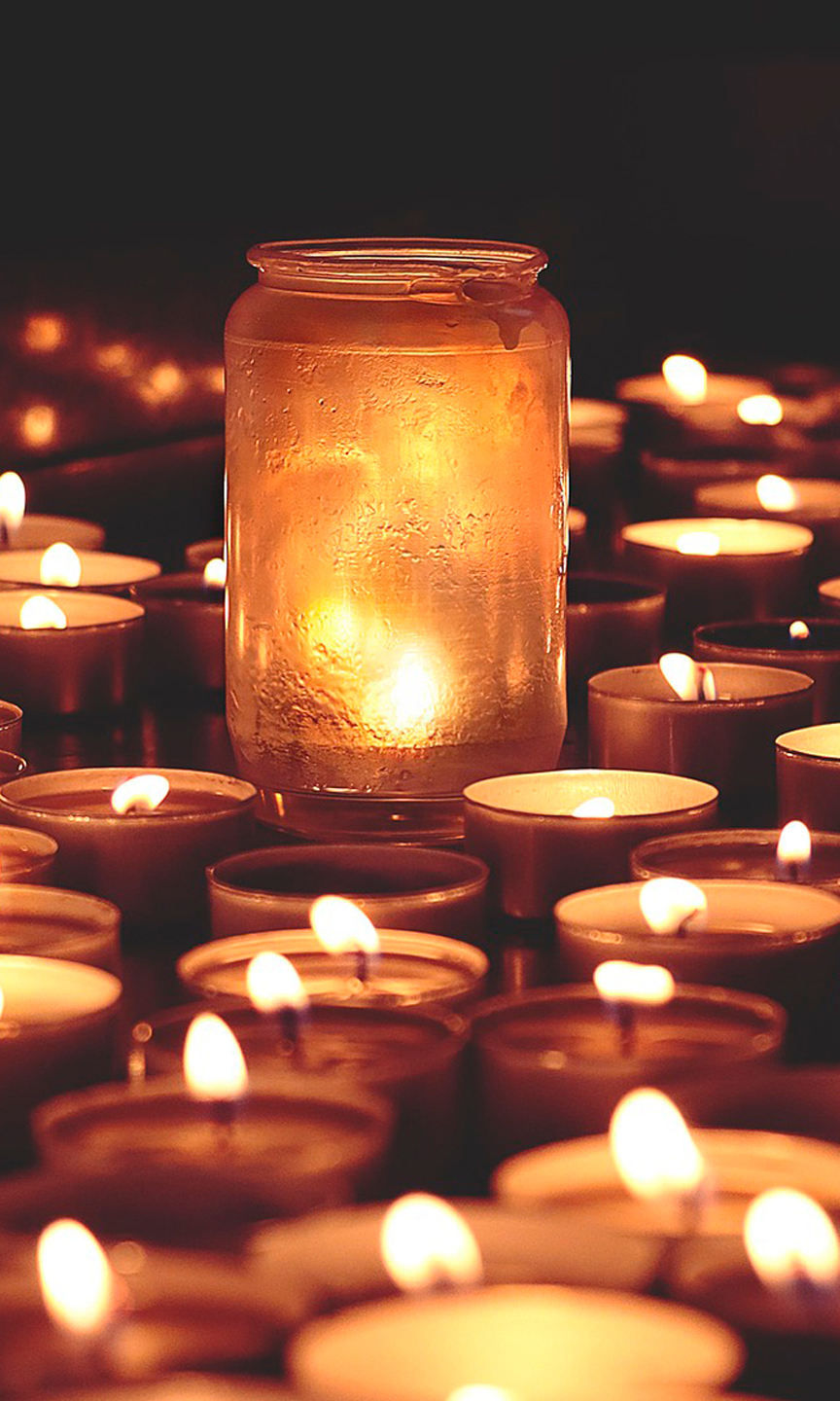 Brennende Teelichter und Kerzen.