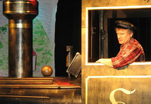 Lukas in der Lok Emma