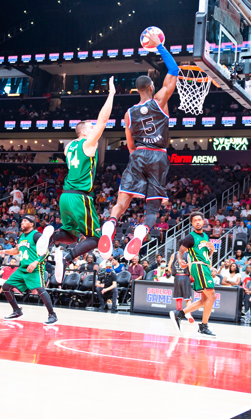 Männer beim Basketball spielen