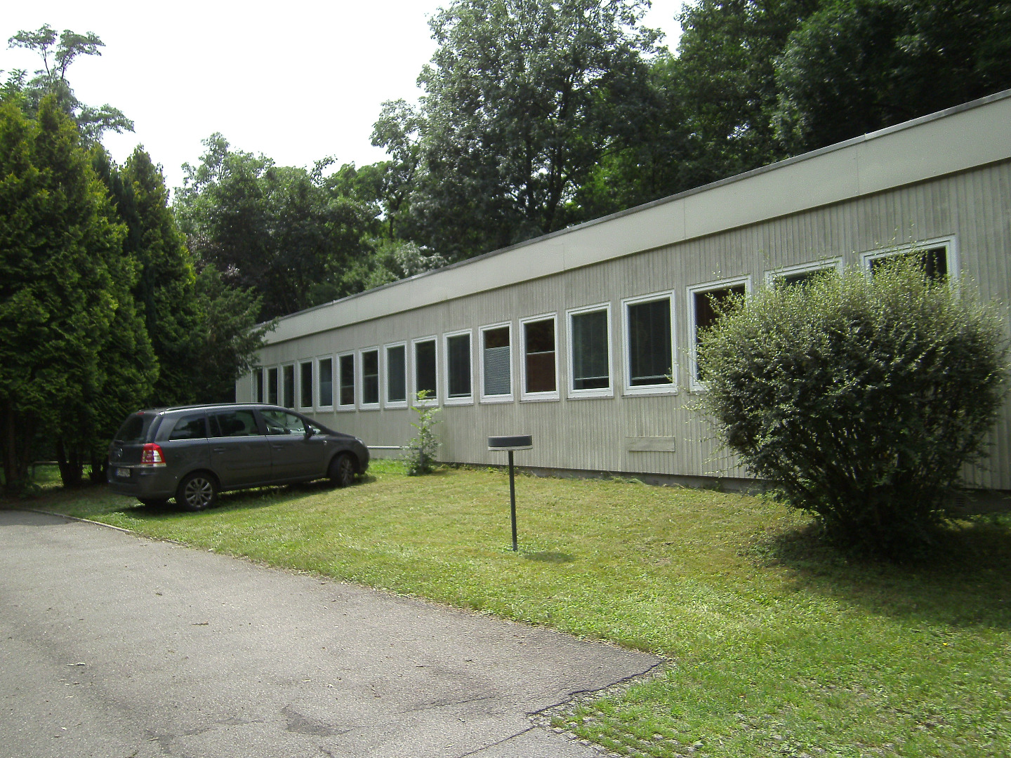 eingeschossiges Gebäude im Grünen