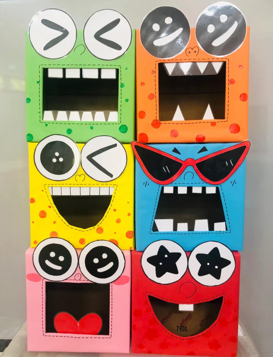 Bunte, gebastelte Monsterkarten.