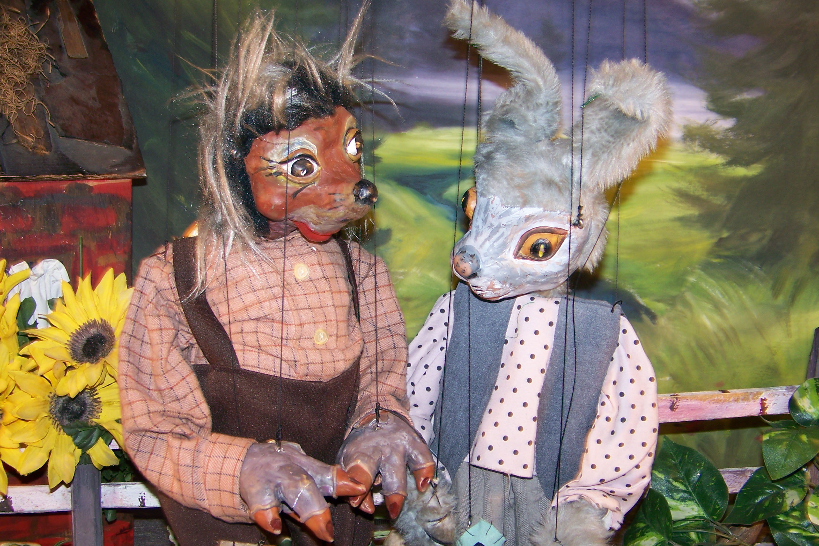 Zu sehen sind Hasen- und Igel- Marionetten