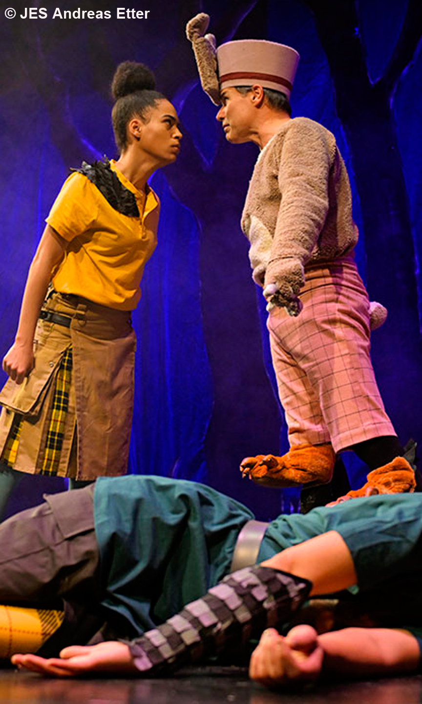 Eine Frau und ein Mann stehen sich gebenüber und schauen sich intensiv in die Augen.