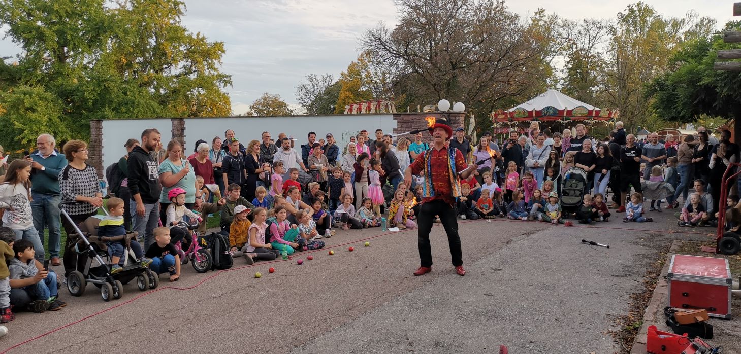 Menschenmenge umringen einen Zauberkünstler.