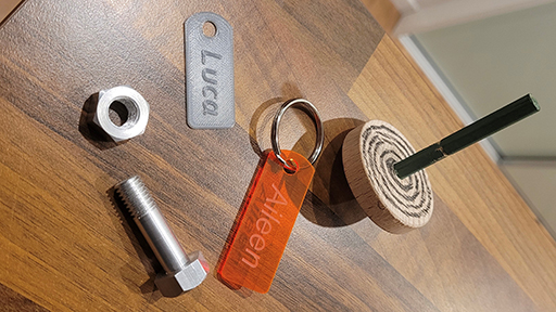 selbstgemachte Namensschilder, Schraube, Mutter und Kreisel