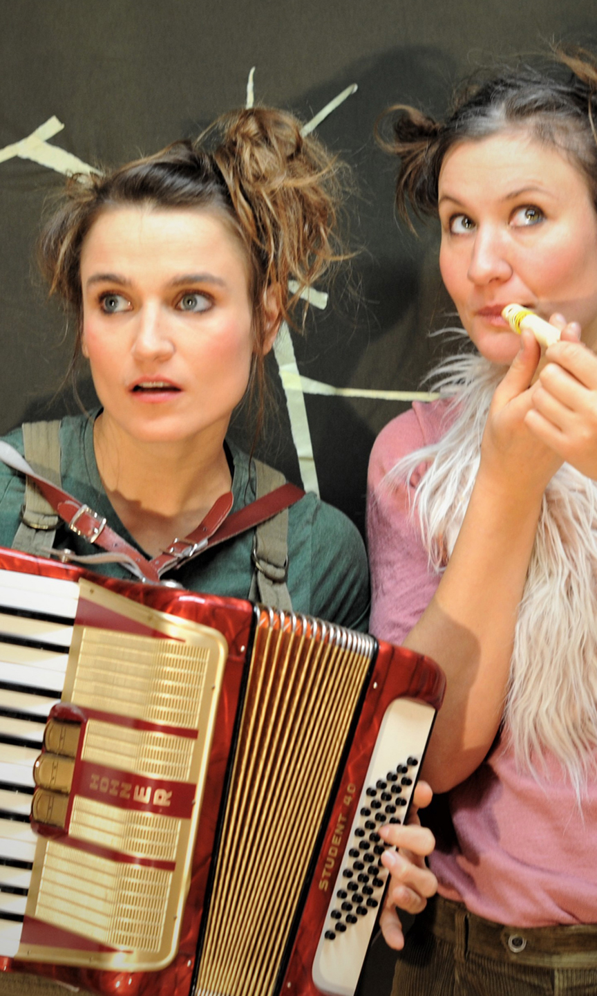 Eine Frau mit einem Arkordion und eine mit einer Flöte.