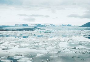 Foto eines Gletschers, einer Eislandschaft.